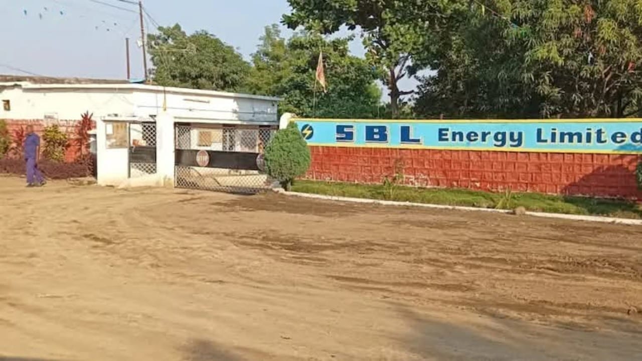 मात्र अचानक झालेल्या या स्फोटामुळे परिसरात खळबळ उडाली. या स्फोटाची तीव्रता इतकी भीषण होती की, कारखाना जळून खाक झाला. तसेच या स्फोटाचे आवाज दूरपर्यंत ऐकू गेले. यासोबतच कारखान्याचे अवशेष अर्धा किलोमीटर अंतरापर्यंत उडाले.