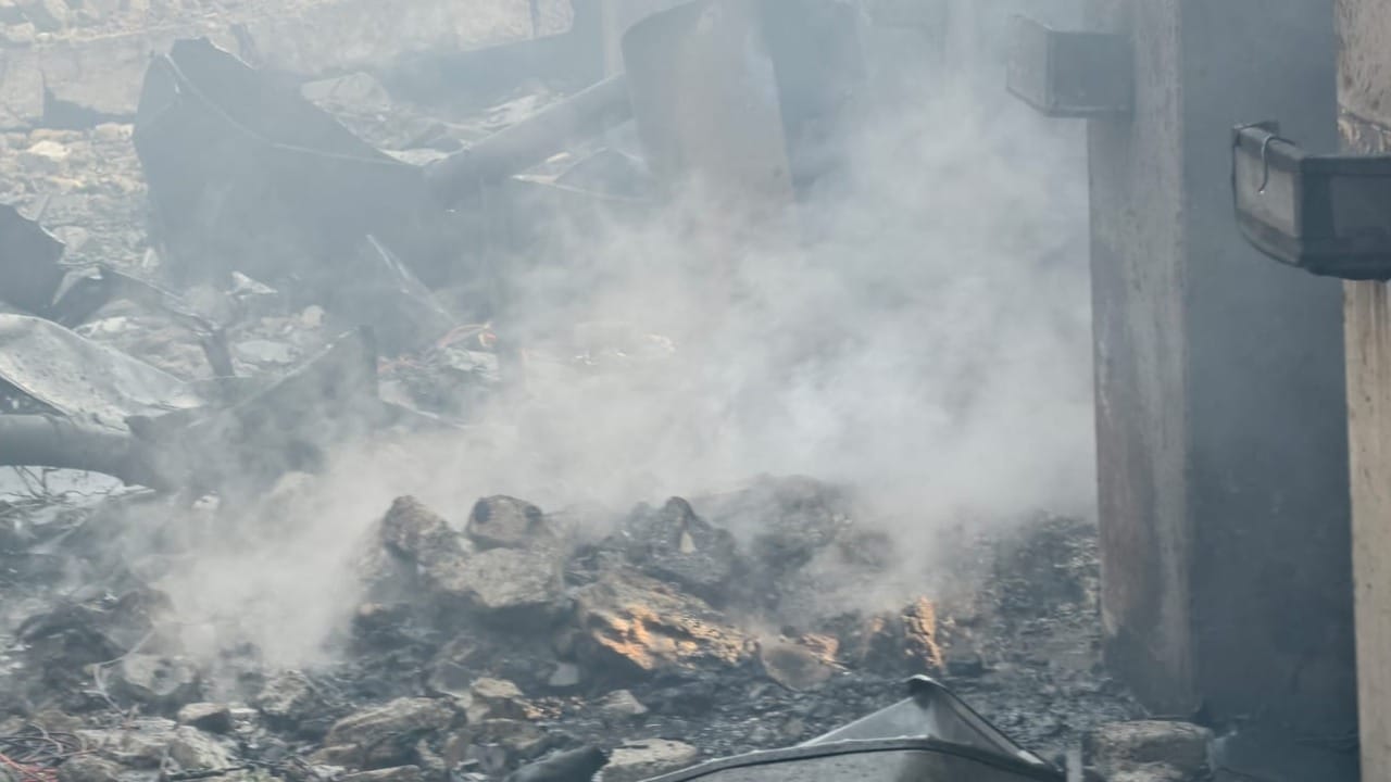 मिळालेल्या माहितीनुसार, सकाळी ६ वाजताची शिफ्ट सुरु असताना हा स्फोट झाला. या कारखान्यात डिटोनेटर बनवण्याचे काम सुरु होते. या स्फोटाच्या वेळी कारखान्यात सुमारे ३५ कर्मचारी कामावर होते. ज्यामध्ये महिला कर्मचाऱ्यांची संख्या मोठी होती.