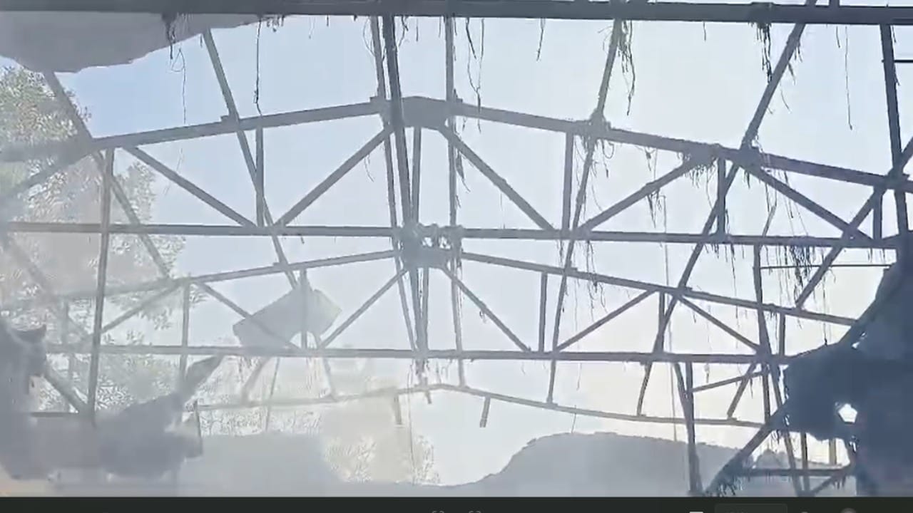 तसेच या दुर्घटनेत २० ते ३५ हून अधिक कर्मचारी गंभीर जखमी झाले आहेत. या स्फोटाची तीव्रता इतकी प्रचंड होती की, कारखान्याची मुख्य इमारत पूर्णपणे जमीनदोस्त झाली आहे. तसेच सध्या सर्वत्र इमारतीचा ढिगारा पडल्याचे दिसत आहे.