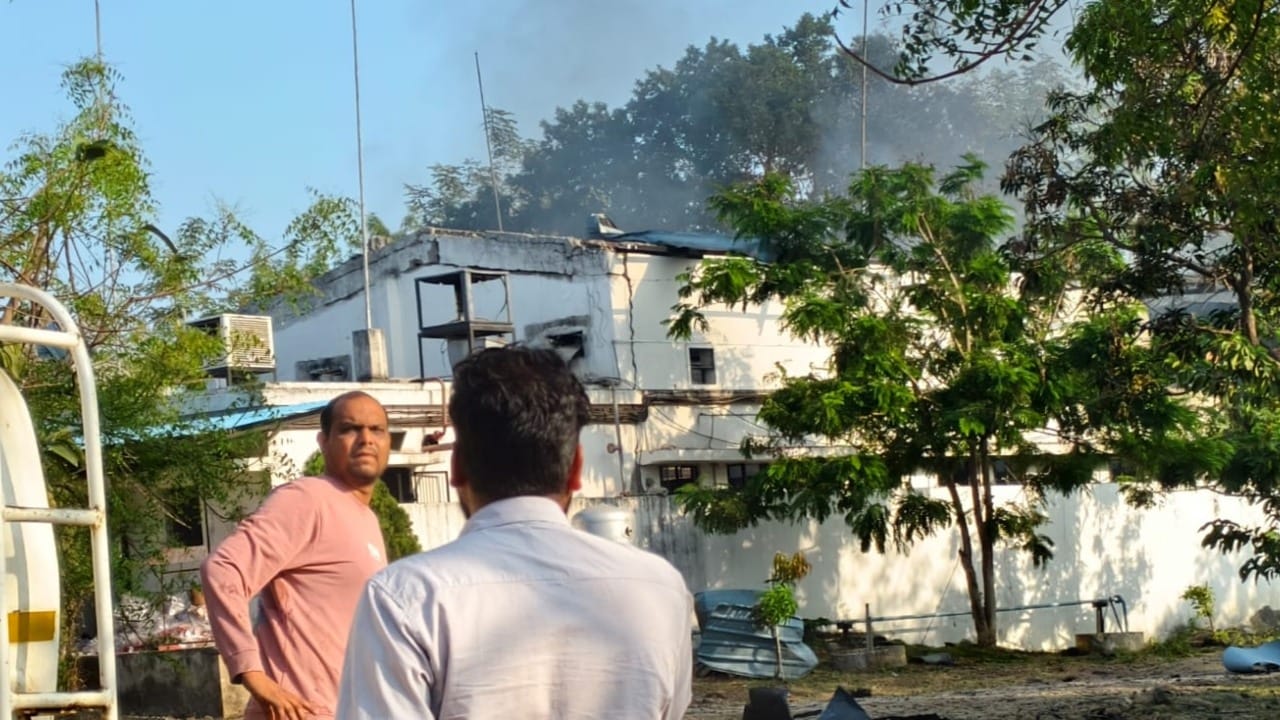 नागपूर जिल्ह्यातील कळमेश्वर औद्योगिक वसाहतीत असलेल्या SBL या स्फोटक तयार करणाऱ्या कारखान्यात आज पहाटेच्या सुमारास भीषण स्फोट झाला. या दुर्घटनेत आतापर्यंत १६ जणांचा मृत्यू झाल्याची माहिती समोर आली आहे.