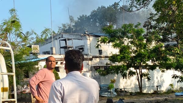 नागपूर जिल्ह्यातील कळमेश्वर औद्योगिक वसाहतीत असलेल्या SBL या स्फोटक तयार करणाऱ्या कारखान्यात आज पहाटेच्या सुमारास भीषण स्फोट झाला. या दुर्घटनेत आतापर्यंत १६ जणांचा मृत्यू झाल्याची माहिती समोर आली आहे.