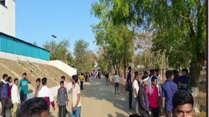 नागपूरच्या स्फोटकं बनवणाऱ्या कंपनीत भीषण स्फोट! 25 कर्मचारी अडकले नागपूरच्या स्फोटकं बनवणाऱ्या कंपनीत भीषण स्फोट! 25 कर्मचारी अडकले