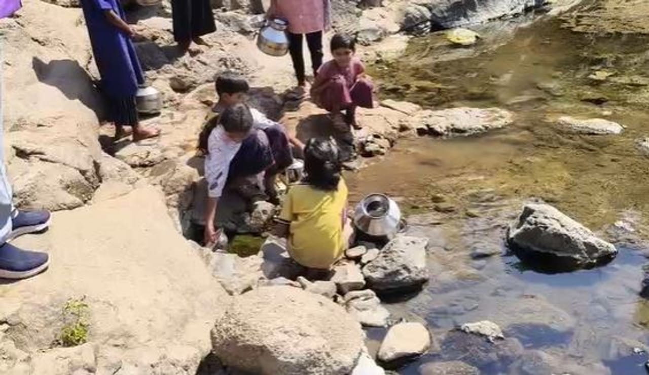 नंदुरबार जिल्ह्यातील ऐतिहासिक रावलापाणी शहीद स्थळाकडे जाणाऱ्या मार्गावरील तळोदा तालुक्यातील हातबारीपाडा येथे भीषण पाणीटंचाईचे चित्र समोर आले आहे. येथील नागरिक पाणीटंचाईच्या प्रश्नामुळे खूपच त्रस्त आहेत. 