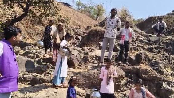 आज २ मार्च शहीद दिनानिमित्त हजारो नागरिक या स्थळाला भेट देत असताना, स्थानिक ग्रामस्थांना मात्र पिण्याच्या पाण्यासाठी निझरा नदीच्या पात्रात झिरा करून पाणी काढावे लागत आहे. 