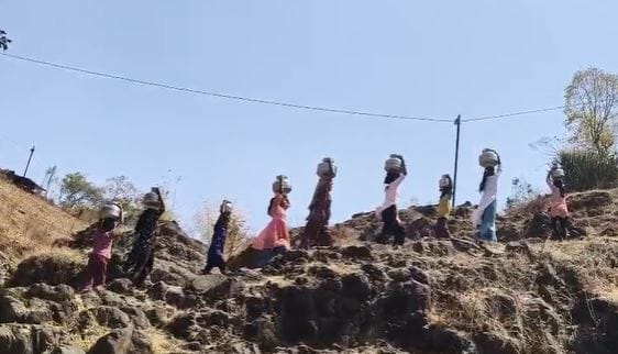 सुमारे २५० लोकवस्ती असलेल्या या पाड्यात कोणतीही सक्षम पाणीपुरवठा योजना नसल्याने नागरिकांचे हाल होत आहेत. येथील एकमेव हातपंपही निकामी ठरल्यामुळे परिस्थिती अधिक गंभीर बनली आहे.