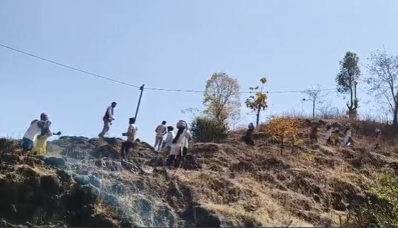  या पार्श्वभूमीवर युवा क्रांती नंदुरबार संघटनेने प्रत्यक्ष पाहणी करत प्रशासनाविरोधात तीव्र नाराजी व्यक्त केली आहे. ऐतिहासिक स्थळाकडे जाणाऱ्या या मार्गावरील पाड्यांत तातडीने बोरवेल किंवा कायमस्वरूपी जलवाहिनी सुरू करावी, अशी मागणी केली जात आहे. 