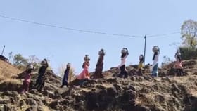 हंडाभर पाण्यासाठी वणवण, नंदुरबारमध्ये भीषण पाणीटंचाई; दृश्य पाहून....