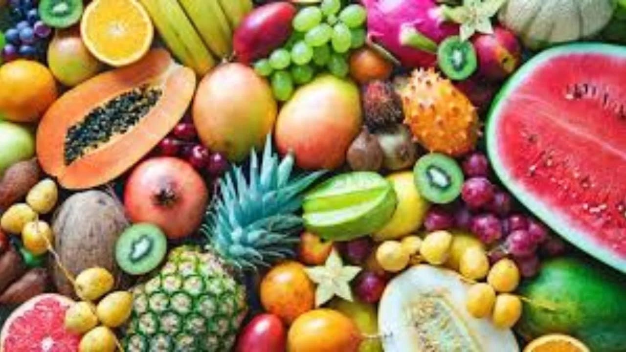  तज्ज्ञांच्या मते, काही फळे जेवणानंतर पचण्यास तुलनेने सोपे असतात आणि पचनास मदत करू शकतात. यामध्ये पपई, अननस, किवी, बेरी इत्यादी फळांचा समावेश आहे.  