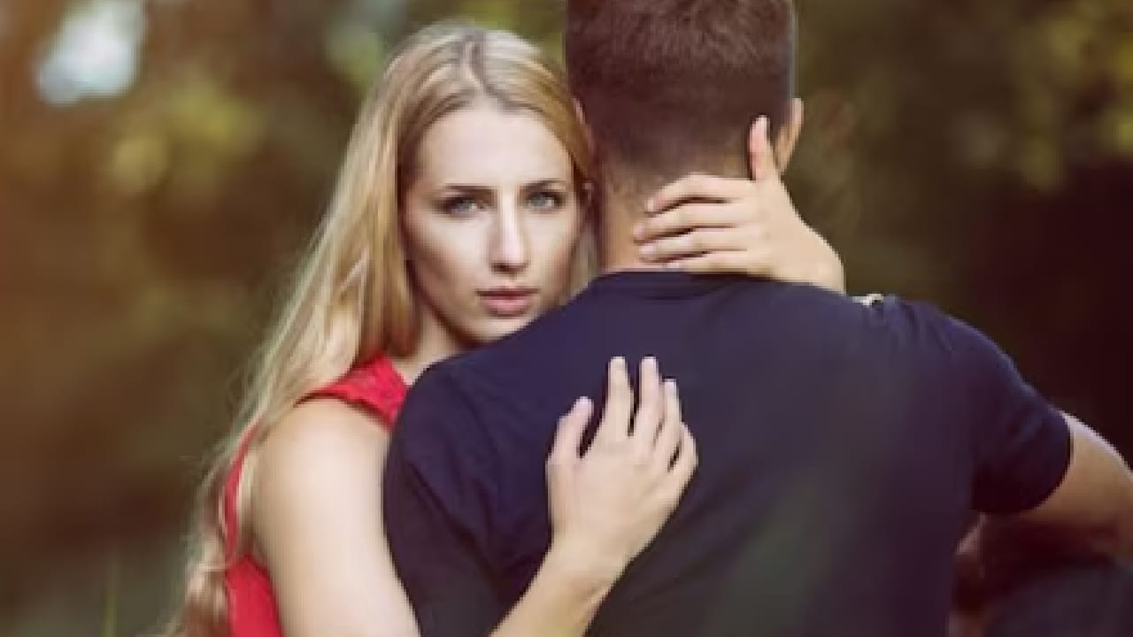 अंकशास्त्रानुसार काही विशिष्ट मूलांक असलेल्या व्यक्तींमध्ये अशी संशयी प्रवृत्ती अधिक प्रमाणात दिसून येते. त्यामुळे त्यांच्या प्रेमसंबंध आणि वैवाहिक आयुष्यात तणाव निर्माण होऊ शकतो.