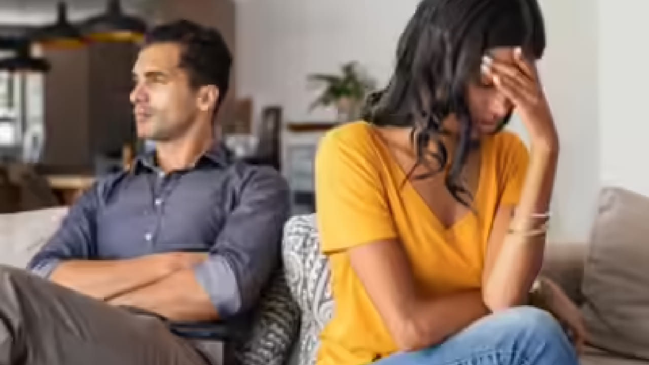 अंकशास्त्रानुसार मूलांक 2 असलेल्या व्यक्ती भावनिक आणि संवेदनशील स्वभावाच्या असतात. मात्र त्यांच्या स्वभावात असुरक्षिततेची भावना अधिक असल्यामुळे ते आपल्या पार्टनरवर सहज संशय घेतात. छोट्या-छोट्या गोष्टींवरून गैरसमज निर्माण होतात आणि त्यामुळे नात्यात दुरावा वाढू शकतो. सततचा संशय त्यांच्या जोडीदारासाठी मानसिक तणावाचे कारण ठरतो.