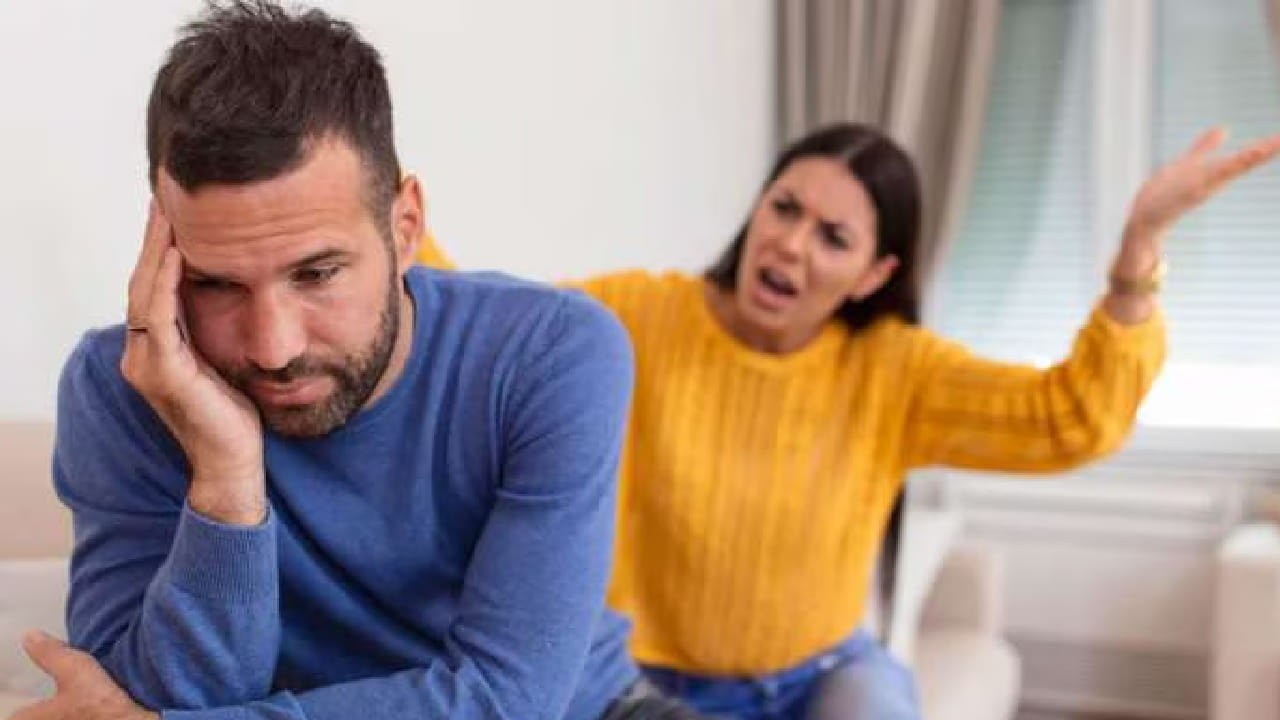 4, 13, 22 आणि 31 तारखेला जन्मलेल्या व्यक्तींचा मूलांक 4 असतो. अंकशास्त्रानुसार या मूलांकाचा स्वामी ग्रह राहू मानला जातो. राहूच्या प्रभावामुळे या व्यक्तींमध्ये संशयी स्वभाव दिसून येतो. ते आपल्या पार्टनरवर बारकाईने लक्ष ठेवतात. काही वेळा त्यांचा संशय योग्यही ठरू शकतो परंतु अनेकदा तो गैरसमजांवर आधारित असतो.