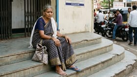 आई सफरचंद घेऊन येतो, मुलाने आईला बँकेच्या पायऱ्यांवर बसवलं अन् तिथेच...