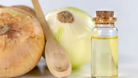 केसगळतीच्या समस्या ? जाणून घ्या Onion oil आणि Rosemary Oil चे फायदे.