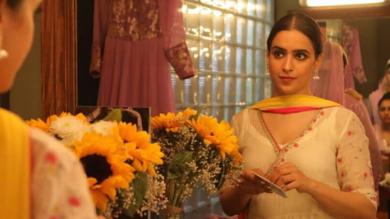 ‘मिसेस’ हा चित्रपट एका डान्स टीचरची कथा सांगतो. लग्नानंतर तिचे आयुष्य पूर्णपणे बदलते आणि तिची दुनिया स्वयंपाकघरापुरती मर्यादित होते. सासरी तिच्या कामाचे कौतुक होत नाही आणि तिच्या स्वप्नांकडे दुर्लक्ष केले जाते. मात्र, एक दिवस ती स्वतःचे आयुष्य बदलण्याचा धाडसी निर्णय घेते. 