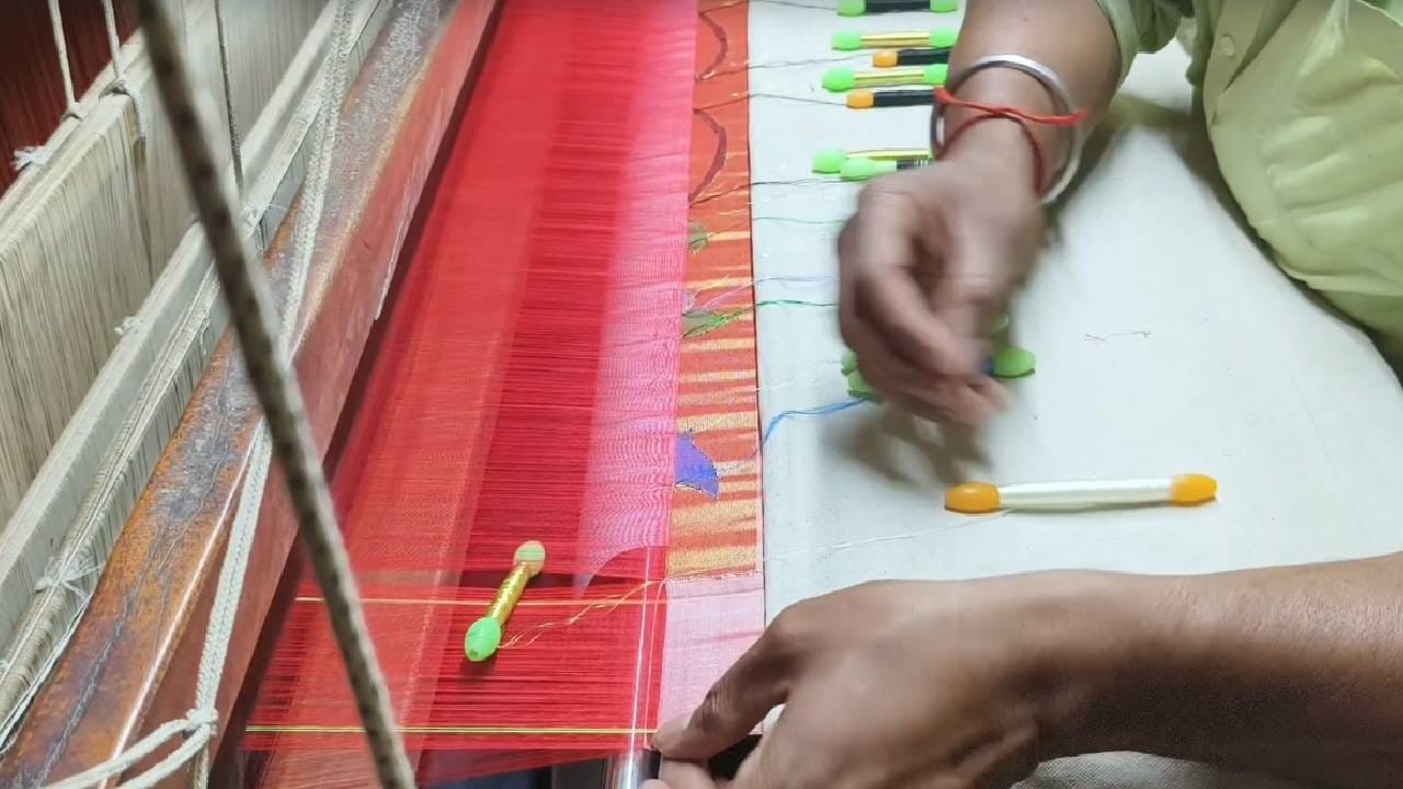 पैठणी ही केवळ साडी नसून संस्कृतीचा ठेवा असलेल्या या पैठणीच्या किंमती वाढल्याने कारागीर आणि विक्रेते दोघेही चिंतेत आहेत. लग्नसराईचा हंगाम असूनही वाढलेल्या किमतींमुळे ग्राहक विचार करूनच खरेदी करत आहेत. तर दुसरीकडे, सोन्या-चांदीचे दर कमी होतील आणि पैठणी पुन्हा सर्वसामान्यांच्या आवाक्यात येईल, अशी आशा महिला व्यक्त करत आहेत. 
