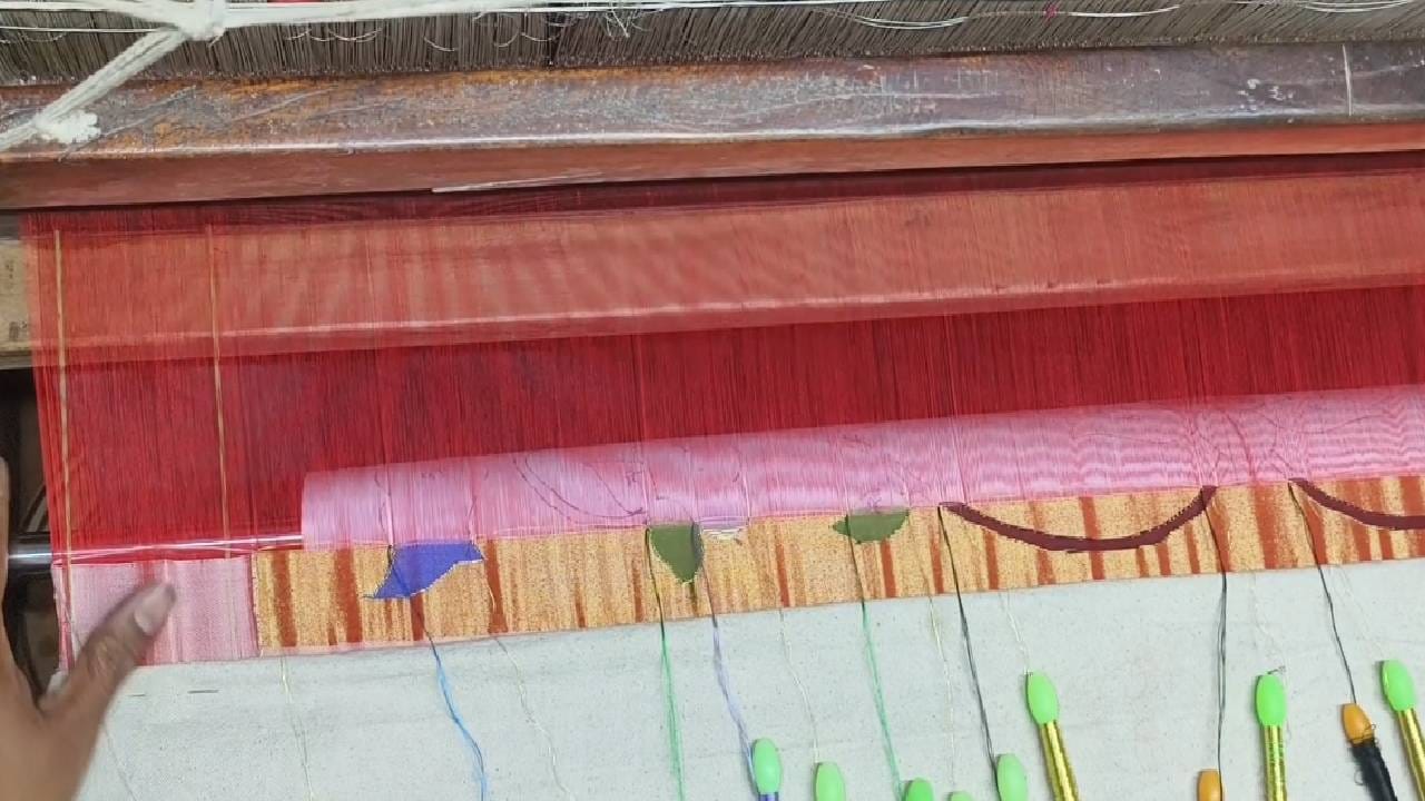 ही जर तयार करण्यासाठी चांदीच्या तारांचा वापर केला जातो आणि त्यावर सोन्याचा मुलामा चढवला जातो. यामुळेच पैठणीला ती राजेशाही चमक प्राप्त होते. मात्र, सध्या सोन्या-चांदीच्या दरांनी उच्चांक गाठल्याने पैठणीच्या निर्मितीचा खर्च मोठ्या प्रमाणावर वाढला आहे. 
