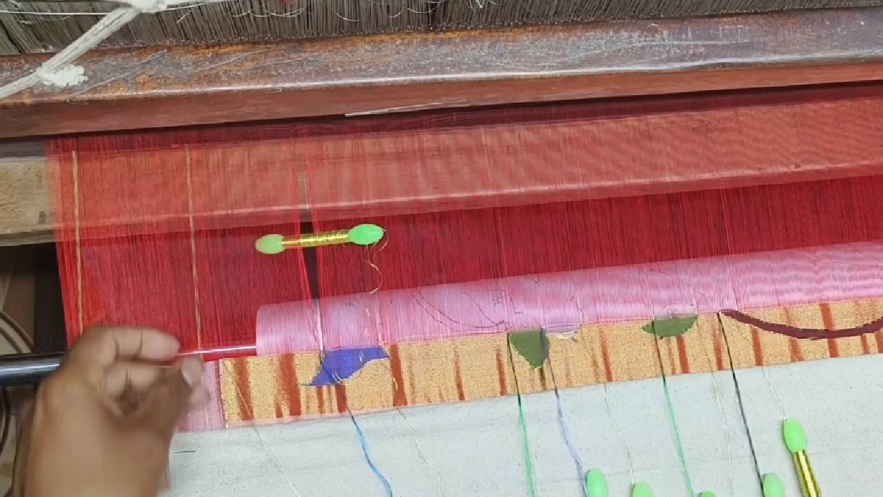 सातासमुद्रापार ज्या पैठणीची ओळख आहे, ती येवल्याची पैठणी महाराष्ट्राच्या वैभवशाली वारशाचं प्रतीक मानली जाते. पाच हजार रुपयांपासून ते अगदी लाखो रुपयांपर्यंत मिळणाऱ्या या पैठणीचं मुख्य आकर्षण म्हणजे त्यातील अस्सल जर. 
