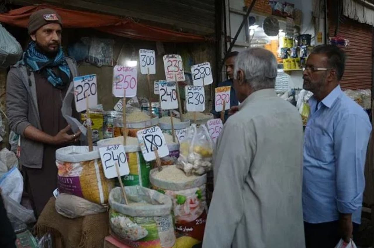 संपूर्ण जगाने सध्या इराण आणि इस्रायल युद्धाचा धसका घेतला आहे. हे दोन्ही देश एकमेकांवर मोठे हल्ले करत आहेत. हे युद्ध सुरू असतानाच दुसरीकडे पाकिस्तान आणि अफगाणिस्तान यांच्यातही संघर्ष चालू आहे. या संघर्षामुळे पाकिस्तानात महागाई वाढण्याची शक्यता व्यक्त केली जात आहे. 