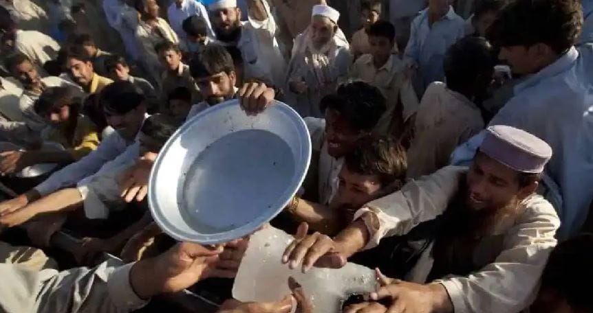 युद्ध सुरू झालं की रोज लागणाऱ्या वस्तू, अन्नधान्य महाग होते. सध्या पाकिस्तान आणि अफगाणिस्तान यांच्यात खुले युद्ध सुरू झाले आहे. त्यामुळे पाकिस्तानातही महागाई वाढू शकते, असा अंदाज व्यक्त केला जात आहे. हा देश अगोदरच महागाईमुळे त्रस्त आहे. 