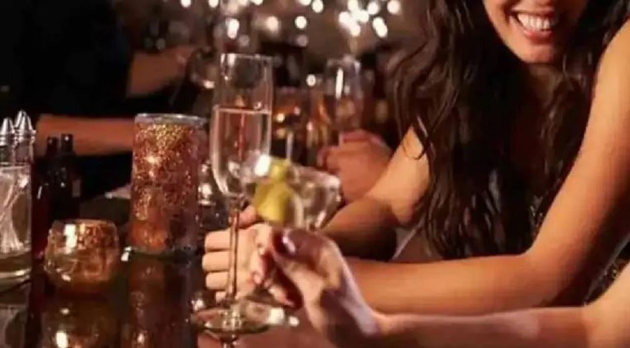 मद्यापान हे आरोग्यास हानिकारक असते. मद्यपान केल्यामुळे यकृत निकामी होऊ शकते. तरीदेखील अनेक लोक आवडीने मद्यप्राशन करतात. भारतासह अनेक देशांत मद्यपान करण्यास कोणताही प्रतिबंध नाही.