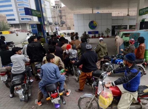 पाकिस्तानमध्ये तर पेट्रोल आणि डिझेलचा भाव चांगलाच वाढला आहे. या महागाईमुळे तेथील लोकांच्या खिशाला मोठी झळ बसत आहे. पाकिस्तानी नागरिकांकडून सरकारविरोधात संताप व्यक्त केला जात आहे. 