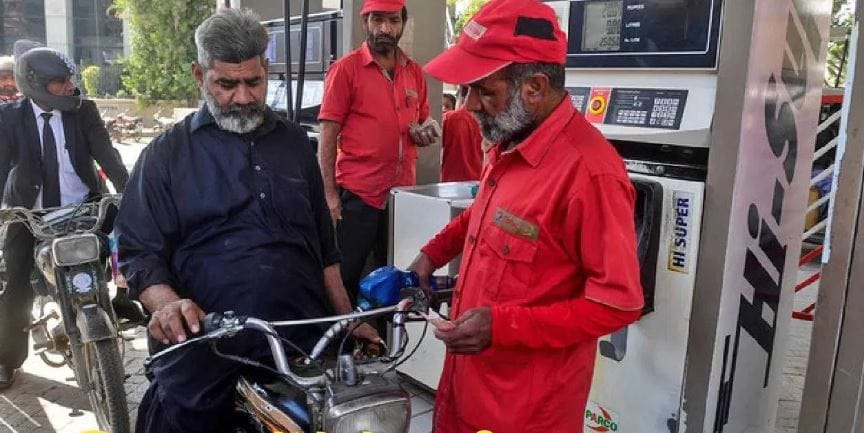 असे असतानाच आता पाकिस्तानने मोठा आणि धक्कादायक निर्णय घेतला आहे. मिळालेल्या माहितीनुसार पाकिस्तानमध्ये शासकीय कर्मचाऱ्यांच्या पगारात 30 टक्क्यांपर्यंत कापात केली जाणार आहे. तशी घोषणा पाकिस्तानचे पंतप्रधान शाहबाज शरीफ यांनी केली आहे.