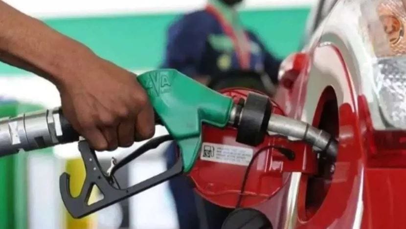 शाहबाज शरीफ यांच्या घोषणेनुसार शासकीय कर्मचारी तसेच शासनाची निगडित असलेल्या संस्थांमधील कर्मचाऱ्यांचा पगार 5 ते 30 टक्क्यांपर्यंत कमी केला जाणार आहे. युद्धामुळे निर्माण झालेल्या इंधन संकटातून बाहेर पडण्यासाठी हा निर्णय गेण्यात आल्याचे सांगितले जात आहे. 