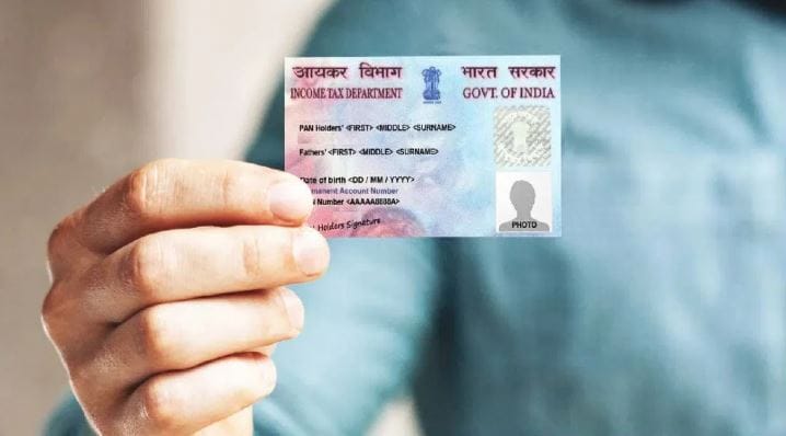 आता आधार कार्डच्या मदतीनेच तुम्हाला पॅन कार्ड मिळणार नाही. आधार कार्डच्या जोडीने तुम्हाला इतरही काही कागदपत्रे द्यावी लागणार आहेत. त्यामुळे अर्जाची प्रक्रिया थोडी किचकट होणार आहे. नव्या नियमानुसार पॅन कार्ड काढण्यासाठी फक्त आधार कार्डच पुरेसे नाही. 