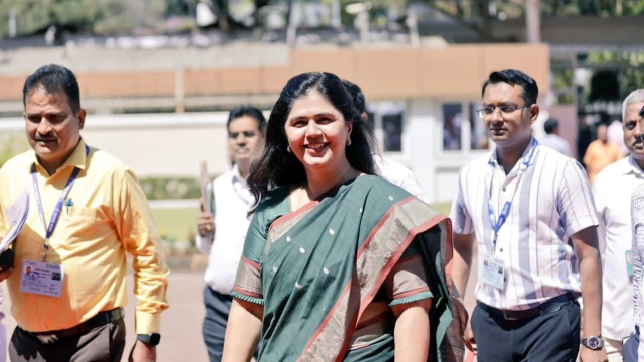 एक चूक अन् दोन अधिकाऱ्यांंचा पत्ता कट; पंकजा मुंडेंच्या बैठकीनंतर नेमकं काय घडलं? एक चूक अन् दोन अधिकाऱ्यांंचा पत्ता कट; पंकजा मुंडेंच्या बैठकीनंतर नेमकं काय घडलं?