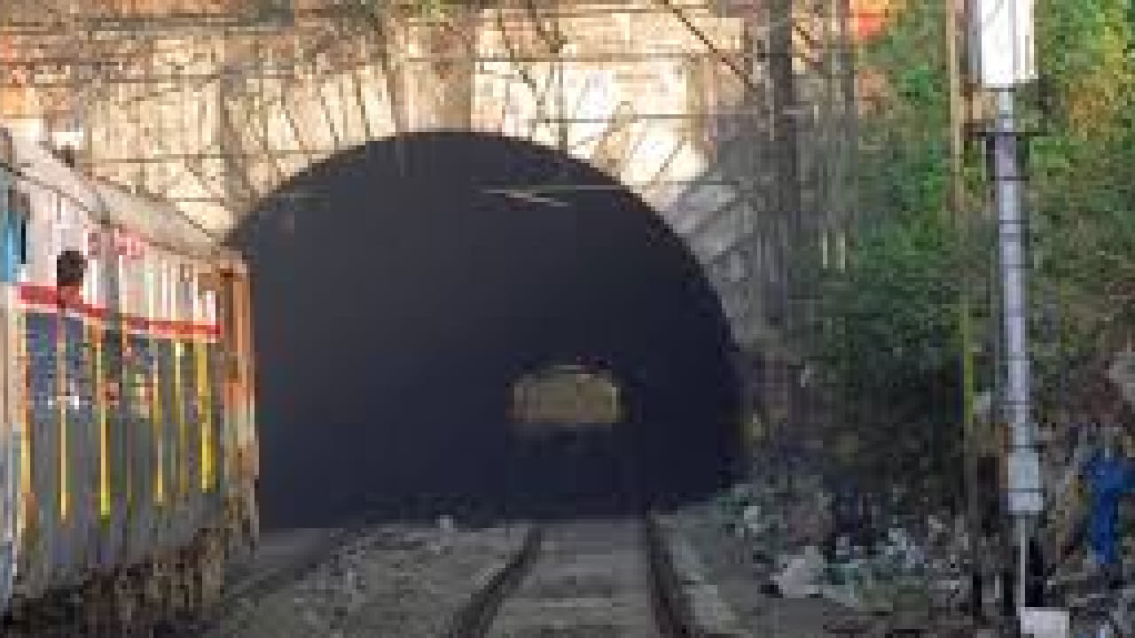 स्थानिक लोकांच्या मते, रात्रीच्या वेळी या परिसरात विचित्र सावल्या दिसणे किंवा ओरडण्यासारखे आवाज ऐकू येणे अशा घटना काहींनी सांगितल्या आहेत. त्यामुळे या बोगद्याबद्दल अनेक रहस्यमय कथा पसरल्या असून काहीजण त्याला भूतिया सुरंग असेही म्हणतात. तज्ज्ञांच्या मते मात्र हा बोगदा खूप जुना आणि लांब असल्यामुळे आत प्रतिध्वनी आणि हवेमुळे निर्माण होणारे आवाज ऐकू येतात. या नैसर्गिक आवाजांना अनेकदा लोक भूतांच्या गोष्टींशी जोडतात.