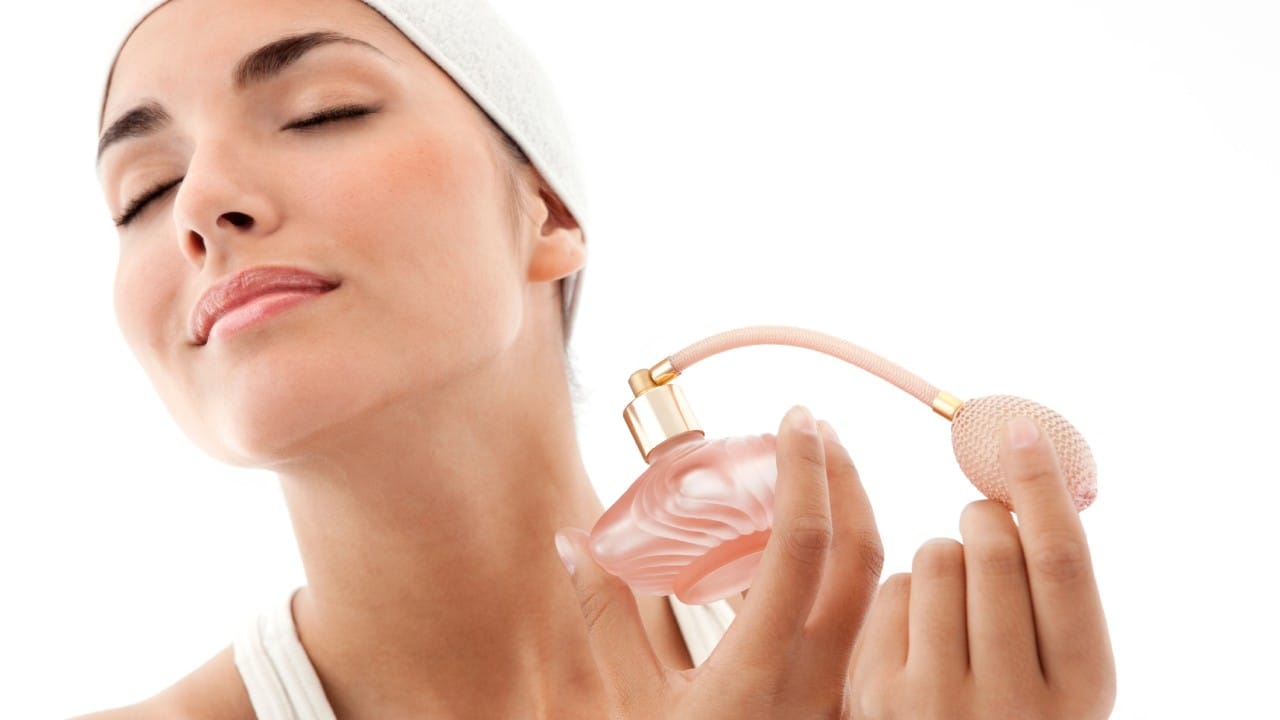 कोरड्या त्वचेपेक्षा तेलकट किंवा मॉइश्चराईज केलेल्या त्वचेवर परफ्यूम जास्त काळ टिकतो. परफ्यूम लावण्यापूर्वी त्या जागेवर थोडे पेट्रोलियम जेली किंवा वासाशिवायचे लोशन लावा. परफ्यूम फवारताना शरीरापासून ५-७ इंच लांबून फवारावा. परफ्यूम नेहमी थेट त्वचेवर लावावा. कपड्यांवर लावल्याने काही वेळा डाग पडू शकतात. तसेच सुगंधही नैसर्गिकरीत्या विकसित होत नाही.