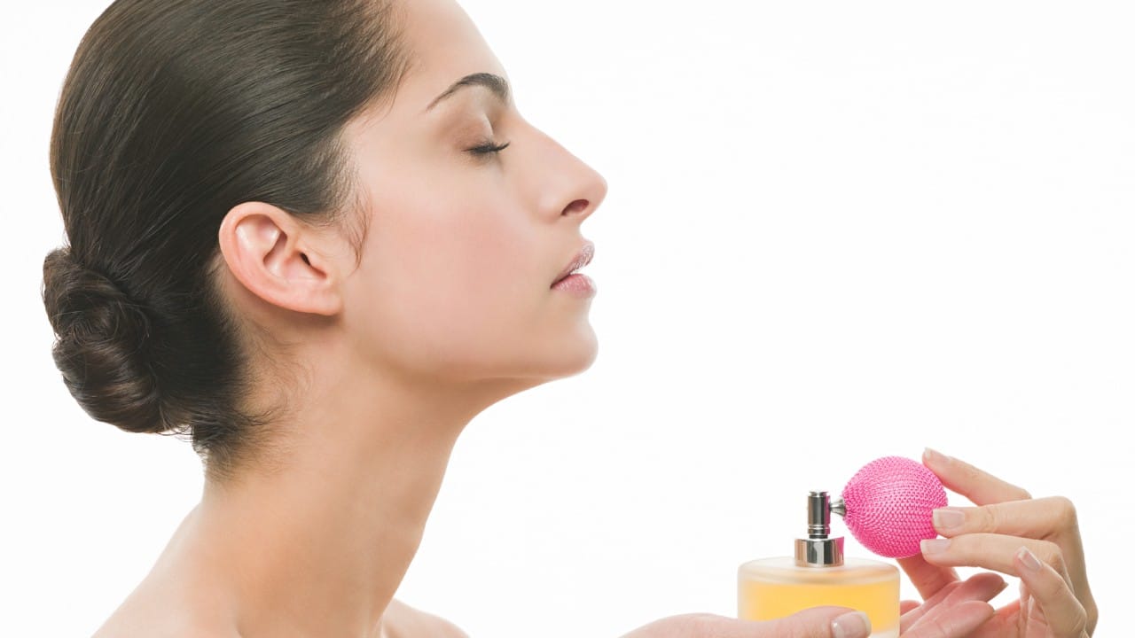 शर्ट किंवा कपड्यांच्या आत थेट त्वचेवर परफ्यूम लावल्याने शरीराच्या नैसर्गिक उष्णतेमुळे तो हळूहळू बाहेर येतो. जर तुम्ही स्कर्ट किंवा हाफ पँट घातली असेल, तर पायांच्या घोट्याला (Ankle)  परफ्यूम लावणे फायदेशीर ठरते. तुम्ही चालताना तुमच्या पावलांसोबत सुगंधाचा मागोवा मागे राहतो.