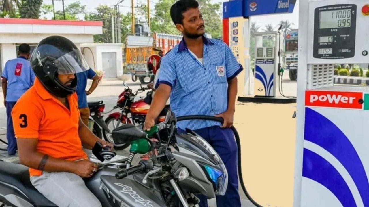 प्लास्टिकमध्ये स्थिर विद्युत प्रभार (Static Electricity) निर्माण होण्याची शक्यता जास्त असते. साठवणूक करताना निर्माण झालेली एक लहान ठिणगीही भीषण स्फोट घडवून आणू शकते. पेट्रोल प्लास्टिकला विरघळवू शकते किंवा कमकुवत करू शकते, ज्यामुळे इंधन गळती होऊन मोठी आग लागण्याची भीती असते.