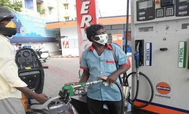 इराण-इस्रायल यांच्यातील युद्धामुळे अनेक ठिकाणी गॅस सिलिंडरची टंचाई निर्माण झाली आहे. आता पेट्रोल आणि डिझेलचीही कमतरता भासू शकते, असा दावा केला जातोय. त्यामुळे नागरिकांमध्ये संभ्रमाचे वातावरण आहे.