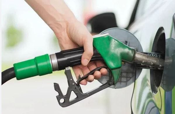 असे असतानाच  छत्रपती संभाजीनगर जिल्ह्यात पेट्रोल व डिझेलचा पुरेसा साठा उपलब्ध असून इंधन टंचाईच्या अफवांवर विश्वास ठेवू नये, असे आवाहन जिल्हा प्रशासनाने केले आहे.