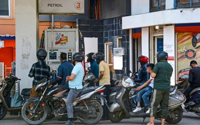 लोक पेट्रोल पंपावर अनावश्यक गर्दी करत आहेत. ही परिस्थिती टाळण्यासाठी प्रशासनाने इंधन वितरणाचे नियोजन केले आहे. त्याअंतर्गत दुचाकींना २०० रुपयांपर्यंत व चारचाकींना २००० रुपयांपर्यंत इंधन देण्याची मर्यादा ठेवण्यात आली आहे, असेही जिल्हा प्रशासनाने सांगितले आहे.