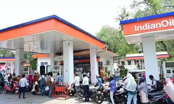 कॅन किंवा बाटल्यांमध्ये इंधन देण्यास टाळावे, तसेच रुग्णवाहिका व अत्यावश्यक सेवांना प्राधान्य दिले जाणार आहे. प्रत्येक पेट्रोल पंपावर इंधनसाठ्याची माहिती फलकावर दर्शविण्यात येणार असून नागरिकांनी शांतता राखून प्रशासनास सहकार्य करावे, असे आवाहन करण्यात आले आहे.