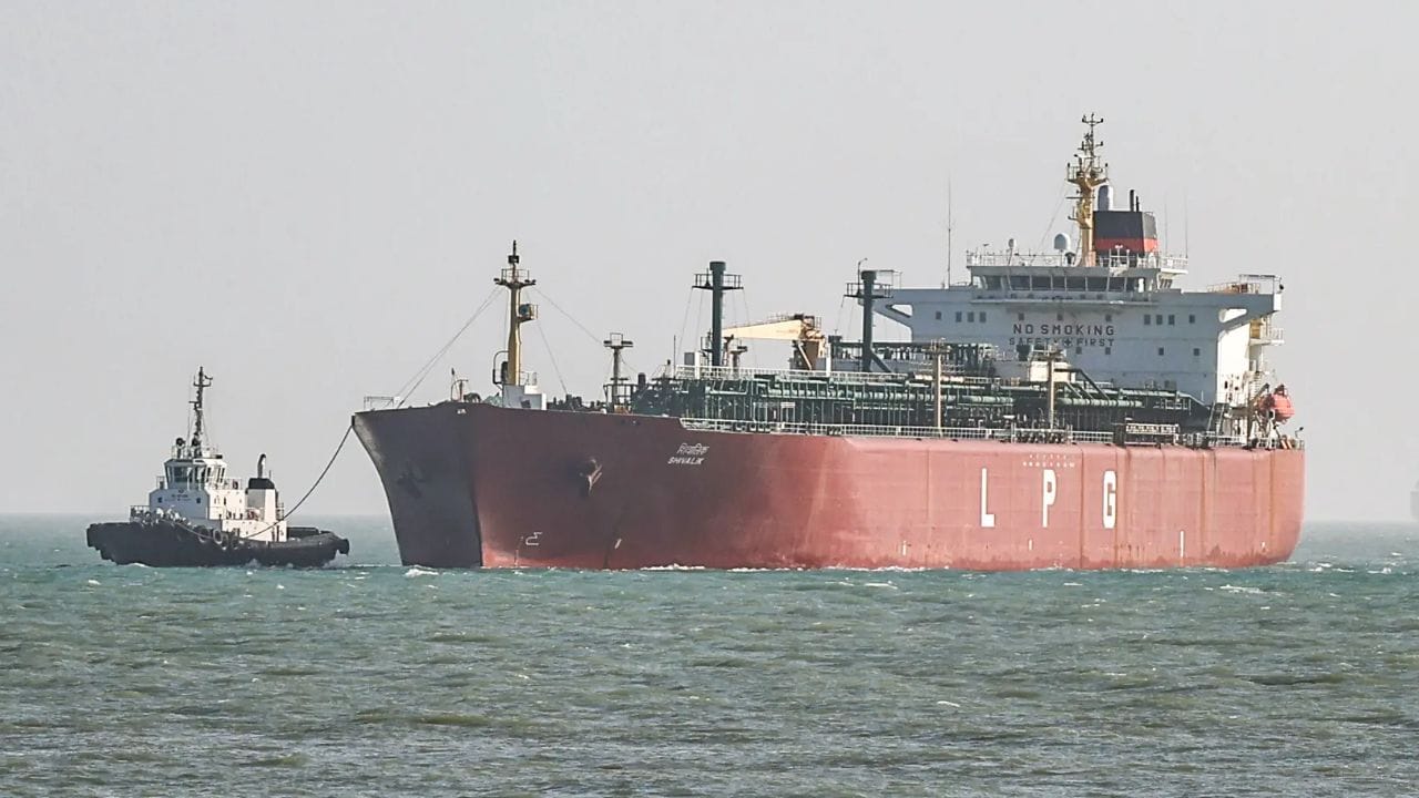 इंधनाची चिंता मिटणार! 2 पेट्रोलियम जहाजे होर्मुझच्या सामुद्रधुनीतून भारताकडे रवाना