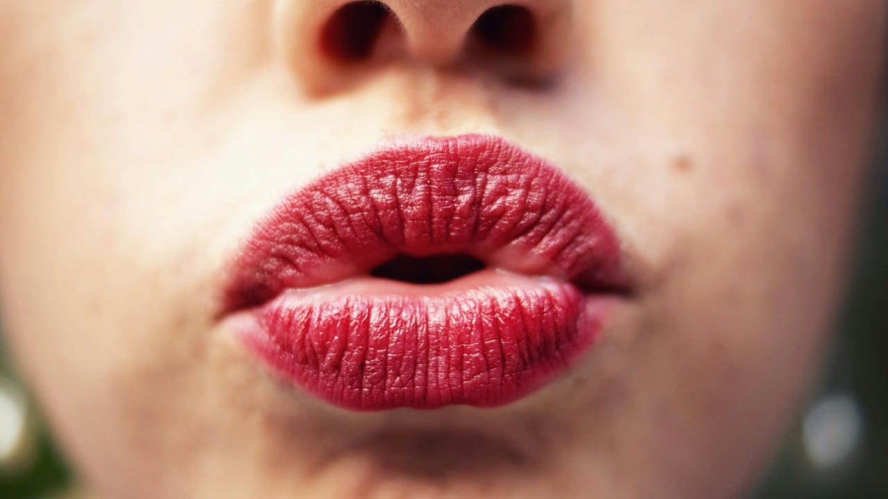 मानवी शरीर हे निसर्गाची एक अद्भूत कलाकृती आहे. आपल्या चेहऱ्यावरील प्रत्येक लहान-मोठ्या रेषेला एक शास्त्रीय महत्त्व असते. अशीच एक विशेष रेषा म्हणजे नाक आणि वरच्या ओठाच्या मध्यभागी असणारी उभी खाच, जिला वैद्यकीय भाषेत फिल्ट्रम (Philtrum) असे म्हणतात.