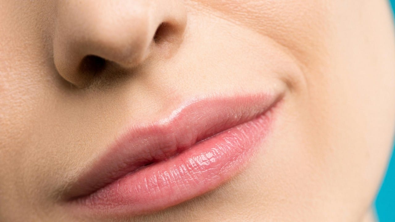 गर्भावस्थेच्या साधारण २ ते ३ महिन्यांच्या दरम्यान, चेहऱ्याचे डावे आणि उजवे भाग मध्यभागी येऊन एकमेकांना जोडले जातात. ज्या ठिकाणी हे दोन्ही भाग एकत्र मिळतात, तिथे ही खाच किंवा रेषा तयार होते. सोप्या भाषेत सांगायचे तर, हा आपल्या चेहऱ्याचा 'वेल्डिंग पॉईंट' किंवा 'जंक्शन' आहे.