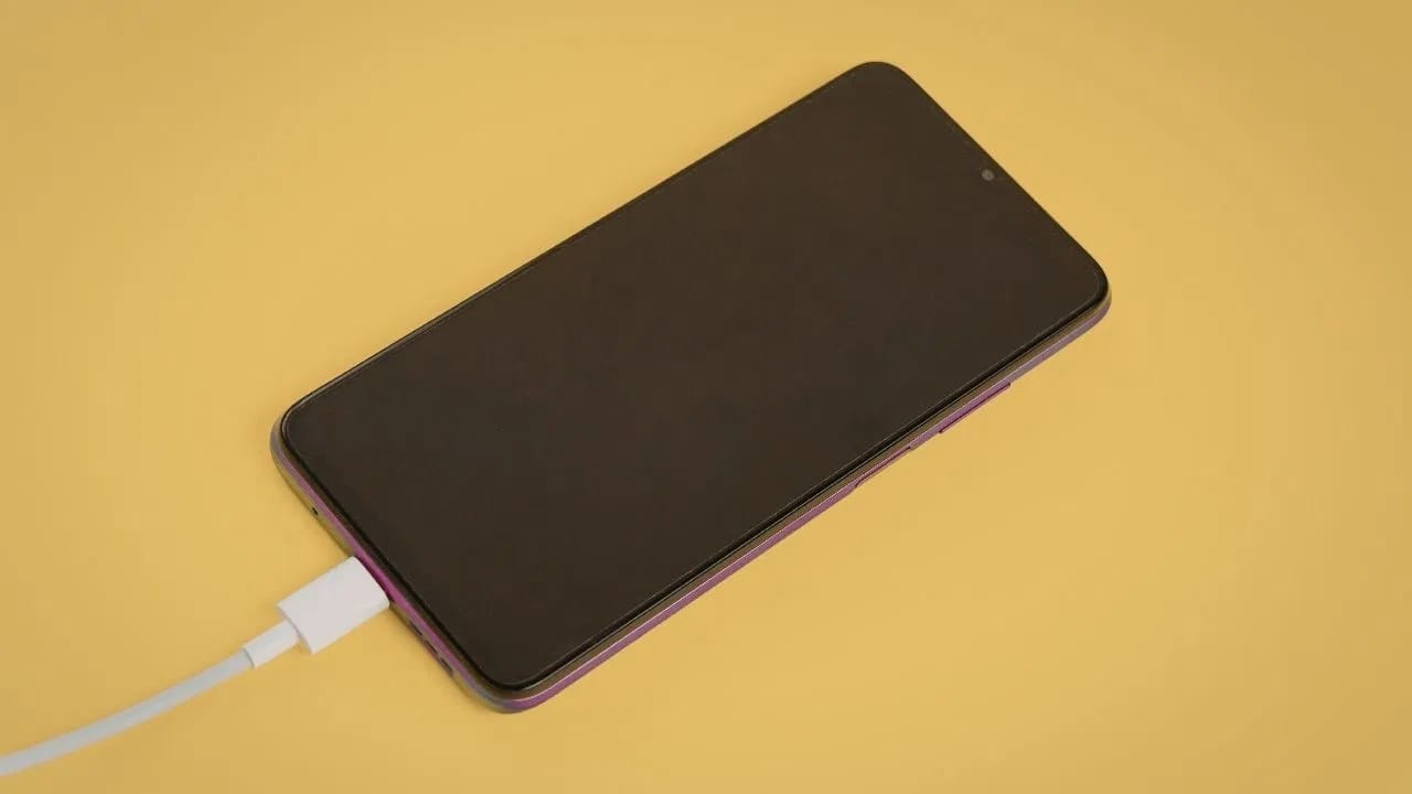 बऱ्याच घरांमध्ये, चार्जिंग पूर्ण झाल्यानंतरही मोबाईल चार्जर प्लग इन राहतो. यामुळेही अनावश्यक वीज लागते. म्हणून, मोबाईल पूर्णपणे चार्ज झाल्यानंतर चार्जर अनप्लग करावा. यामुळे वीज वाचते आणि फोनच्या बॅटरीसाठी देखील चांगले आहे.