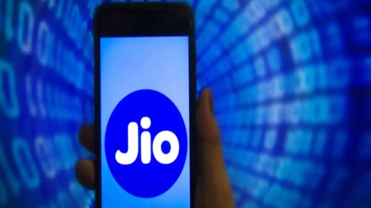 जर तुम्हाला तुमचे सिम सक्रीय ठेवायचे असेल तर किफायतशीर दरात बेसिक कनेक्टीव्हीट घ्यायची असेल तर जिओचा 189 रुपयांचा प्लान तुमच्यासाठी उत्तम पर्याय असू शकतो. कंपनीने त्यांच्या अधिकृत वेबसाईटवर परवडणाऱ्या प्लान श्रेणी अंतर्गत हा प्लान सूचीबद्ध केला आहे. (फोटो क्रेडिट-सोशल मीडिया)