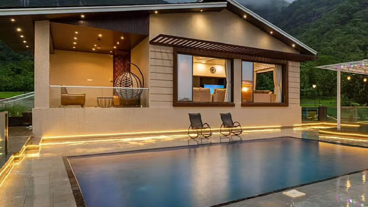 तिचं  हे फार्महाऊस कर्जतपाहून काही किमी अंतरावर आहे. त्याच नाव देखील प्राजक्तकुंज असं आहे. तेथील हिरवागार डोंगर आणि वाहणारे धबधबे पर्यटकांना प्रचंड आकर्षित करतात. 