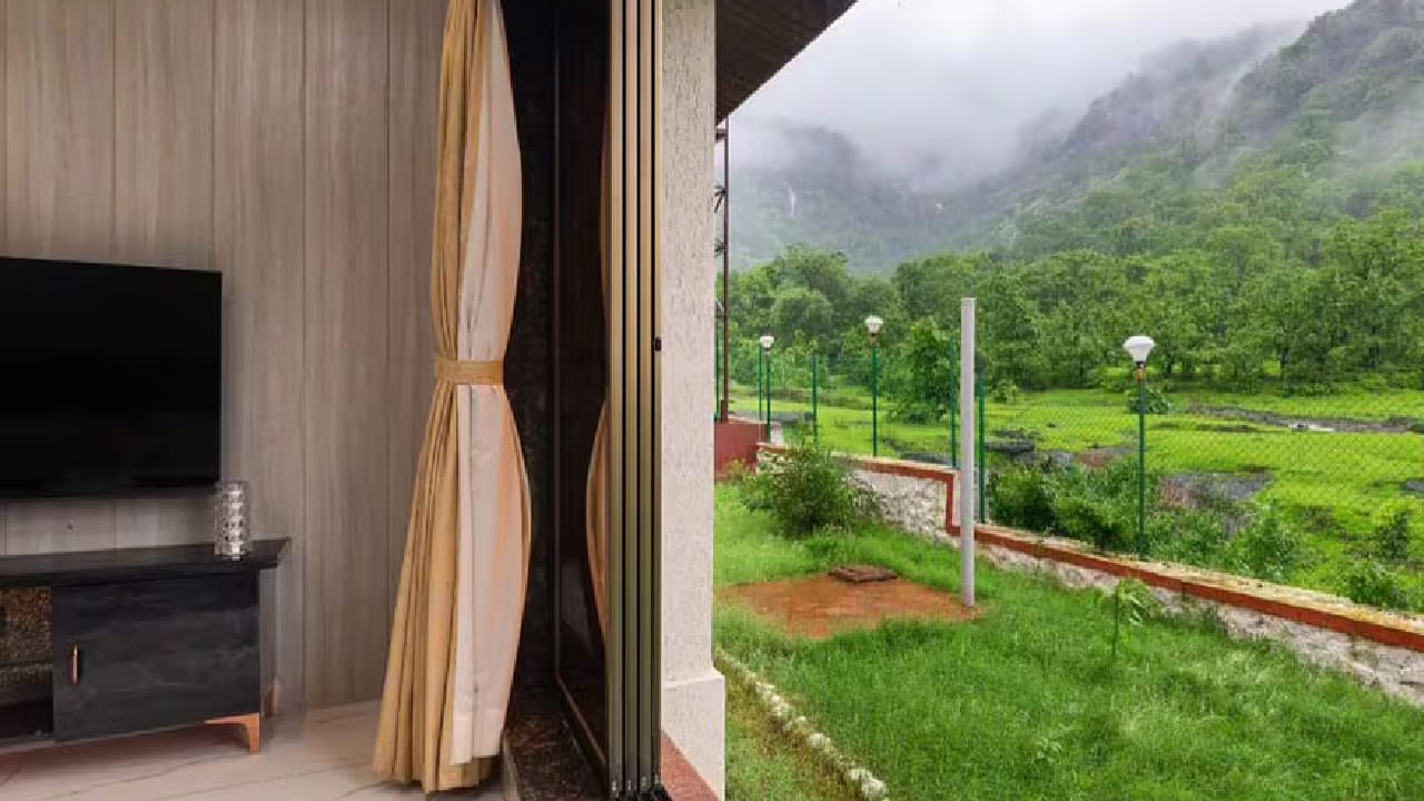 कारण, तिच्या या फार्महाऊसवर अनेक लोकांची सोय देखील आहे. किचन, हॉल आणि स्विमिंग पूल आणि हिरवीगार पुढे बाग आहे. जेथून परत येण्याचं मन होत नाही. 