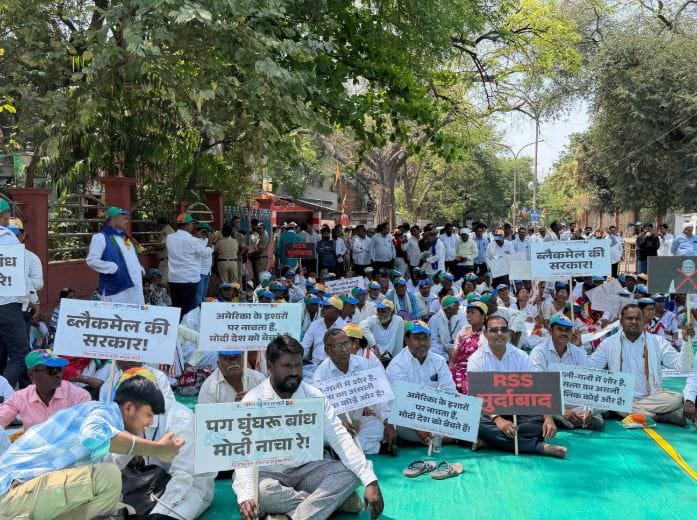 सध्या परदेशात जे काही सुरू आहे, त्यावर नरेंद्र मोदी गप्प का आहेत? असा सवाल या मोर्चाच्या माध्यमातून करण्यात आला. तसेच, भारताचे सार्वभौमत्त्व मोदी यांनी अमेरिकेपुढे गहाण ठेवलं आहे, अशी टाकाही या मोर्चात करण्यात आली.