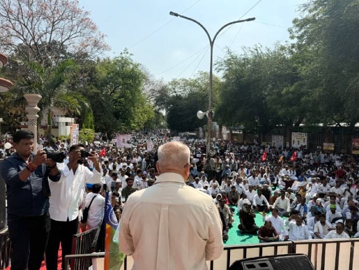 पंतप्रधान नरेंद्र मोदींचे नाव एपस्टीन फाईलमध्ये आलेले आहे, असा दावा करत याबाबतचा जाब विचारण्यासाठीच हा मोर्चा आयोजित करण्यात आल्याचे वंचितने सांगितले.एपस्टीन फाईलवाला पंतप्रधान देशाला नको आहे, अशी मागणीही यावेळी करण्यात आली.