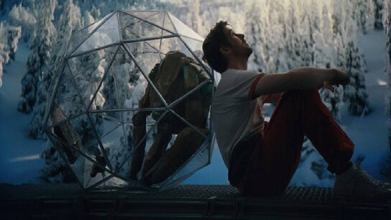 गेल्या काही दिवसांपासून बॉक्स ऑफिसवर रणवीर सिंहच्या 'धुरंधर 2'ची त्सुनामी पहायला मिळतेय. या चित्रपटाने फक्त 11 दिवसांत 1012.15 कोटी रुपयांची कमाई केली आहे. तर जगभरातील कमाईचा आकडा 1300 कोटी रुपयांवर पोहोचला आहे. परंतु 'धुरंधर 2'च्या या वादळात एक चित्रपट भारतात हळूहळू आपली पकड मजबूत करताना दिसत आहे. 
