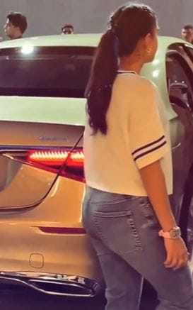 राधिका मर्चंट 29 मार्च रोजी मुंबई इंडियन्स आणि कोलकाता नाईट रायडर्स यांच्यात सामना झाला. हाच सामना पाहण्यासाठी राधिका मर्चंट तसेच इतर अंबानी कुटुंबीय आले होते. याच वेळी राधिका मर्चंटच्या हातातील घड्याळ देशभरात चर्चेचा विषय ठरले आहे. 