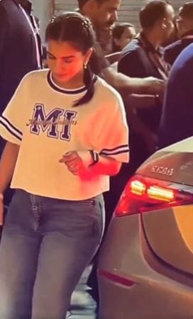 राधिका मर्चंटने आपल्या हातात रिचर्ड मिल नावाचे घड्याळ घातले होते. राधिकाने घातलेले घड्याळ जगातील फक्त दहा लोकांकडे आहे. त्यामुळेच या घड्याळाची किंमत कित्येक कोटी रुपये असल्याचे बोलले जाते. 