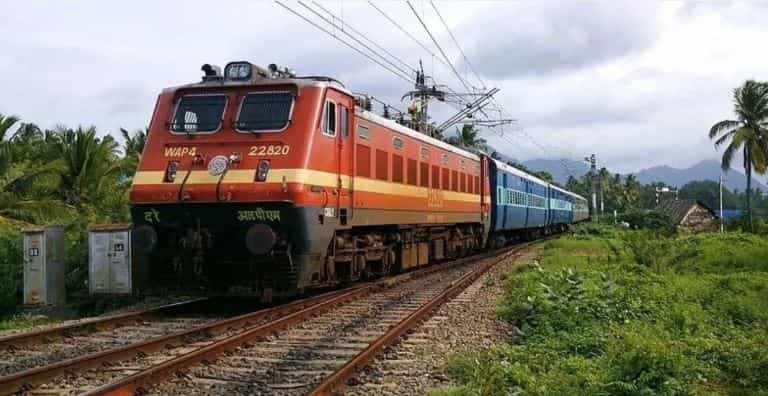 भारतभरात रेल्वेचं मोठं जाळं आहे. रेल्वेतून रोज कोट्यवधी लोक रेल्वेने प्रवास करतात. आजकाल ऑनलाईन पद्धतीने लगेच रेल्वेचे तिकीट बुक करता येते. परंतु याआधी सगळी रेल्वेची तिकिटे ऑफलाईनच होती.